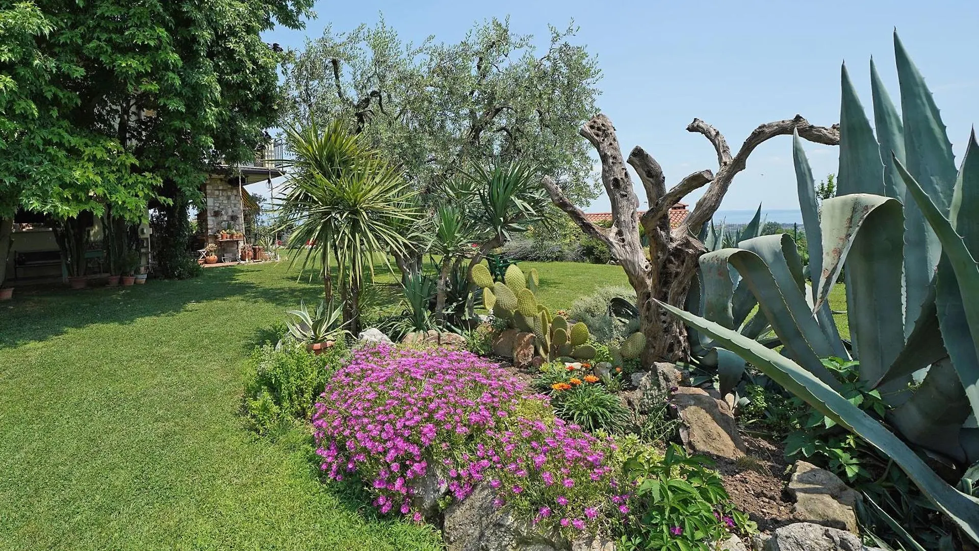 Apartment Wohnung Mit Blick Auf Den Gardasee Castello  Italy