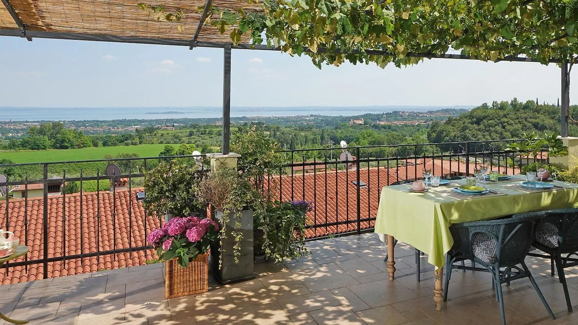 Apartment Wohnung Mit Blick Auf Den Gardasee Castello  Italy